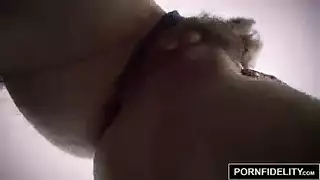 أول ركوب للفتاة الصغيرة على زب صلب في جنس حار