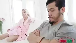 الأم الشقراء تغوي الشاب لعمل فيلم إباحي سري بوضعية الكلب