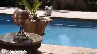 فتاة مراهقة تتباهى بجسدها وتقوم بعملية استمناء له