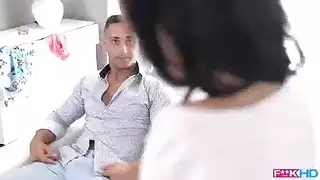 أب مفتول العضلات ينيك بقوة في مشهد إباحي مكثف