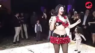 عودة الراقصة الممنوعة لمشهد إباحي في زيها الاستفزازي لتحدي الشرطة