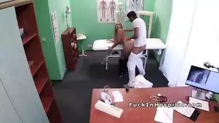 ترتدي سروالها الداخلي، لكنها عارية وجاهزة للجماع