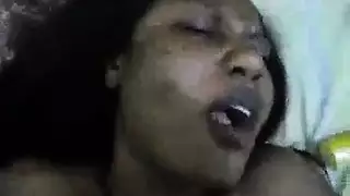 نهاية مص مزدوج تقود إلى فم طماع على قضيب صلب جديد