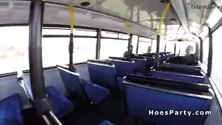 جنس ياباني في الحافلة: فانتازيا علاقة جماعية عامة