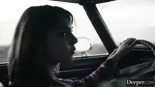 السائق يهيمن على شقيقتين منقبات خاضعتين في فعل قاسٍ