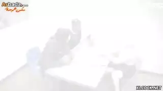 سلطة الزي الرسمي تنكها بوقاحة في الخارج