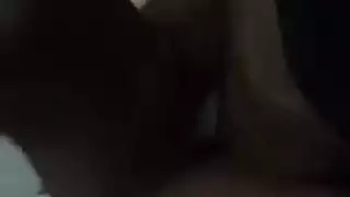 فتاة جامعية جميلة تستمني بقضيب اختراق مزدوج سميك، تئن وهي تضعه بعنف في فرجها المبلل