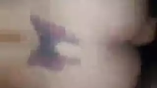 فالنتينا كوين تخلع ملابسها بإثارة في الحمام وتداعب كسها المشعر