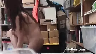 محجبة في المخزن