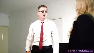 اخ يدخل علي اخته وينيكها