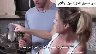 القطة الشهوانية تحصل على قضيب ابن زوجها السميك داخل حفرتها المتقطرة