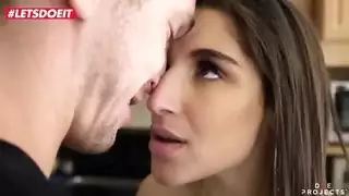 نيك مرأة ابوه بالمطبخ