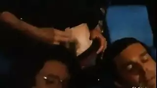 جنون الأفلام العلني: مصة وجنس صريح في المسرح