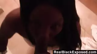 يستمني بشدة وهو يشاهد قضيبًا سميكًا في الحمام العام