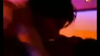 تم القبض على امرأة ساخنة وهي تستمني على المسرح وأصبحت قرنية للغاية ، لذلك كانت بحاجة إلى هزة الجماع