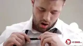 المديرة المثيرة تدعو الموظف الشاب لعلاقة جنسية قوية بعد العمل في منزلها