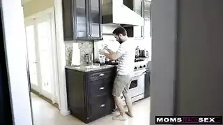 زوجة خائنة تُضبط في جنس جماعي مع شريكين أصغر سناً