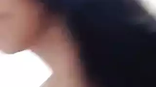 سخونة شيميل تتباهى بتنورتها والدانتيل، ثم تكشف عن قضيبها الصلب الضخم