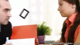 طالبة مشاغبة تحصل على درجات إضافية من قضيب الأستاذ أكشن فصل إباحي