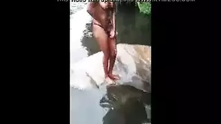 أثداء عارية وأدغال: إباحية أفريقية بجانب النهر