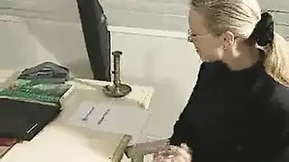 ختام السكس الثلاثي الصعب: قذف على وجه شرموطة