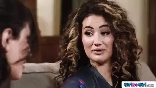 شقراء نحيفة تمارس الجنس المكثف إذا كانت مع أفضل صديق لها وتمتص قضيبه مثل العاهرة الإباحية نوفو