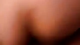 سحاقية خجولة تتوسّل للحصول على تفحيط قاس في شرجها الضيق